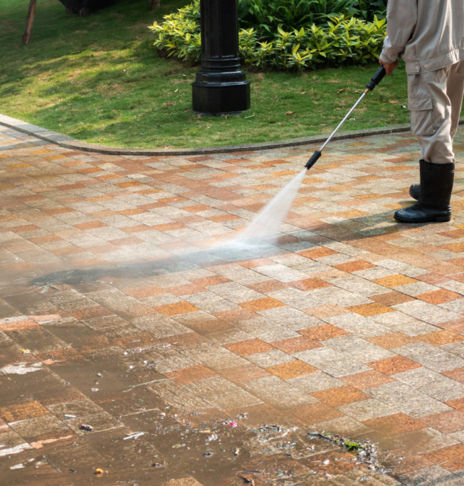 Outdoor floor cleaning with a pressure water jet on street